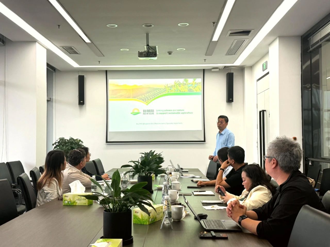 以色列駐成都總領(lǐng)事代表團(tuán)一行蒞臨新朝陽參觀交流，共探中以農(nóng)業(yè)科技協(xié)同發(fā)展之路